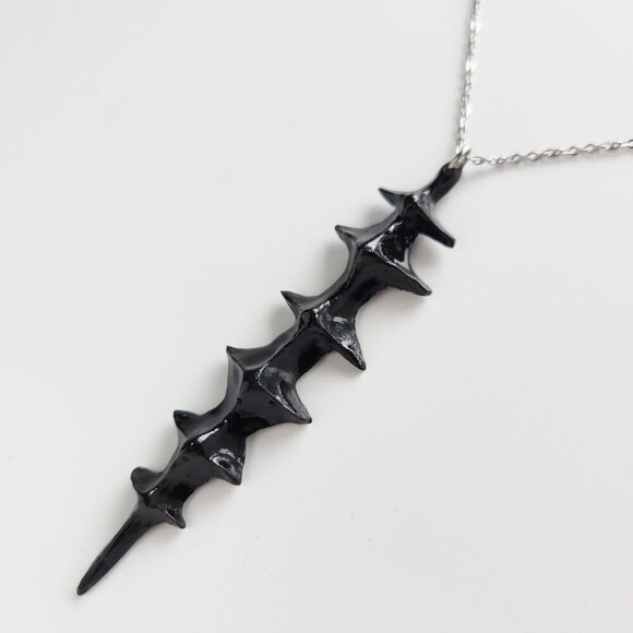 Gothic unique black spiky vertebrae necklace with a small silver chain - Picture 8 of 8